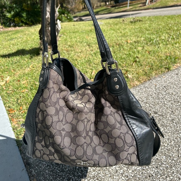 Coach Black Signature Canvas Shoulder Bag - Picture 3 of 6